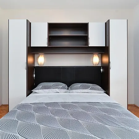 Aleksandra 43 Apartment