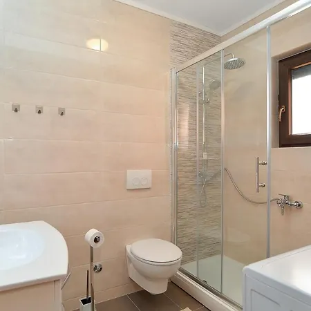 Aleksandra 43 דירה