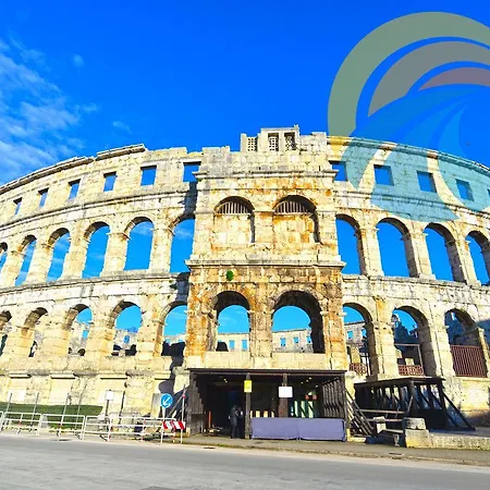 Aleksandra 43 דירה